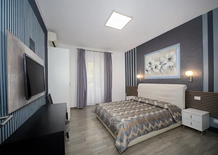 Astoria Golden House בית הארחה 4*