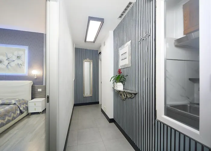 Astoria Golden House בית הארחה 4*
