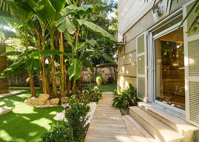 Astoria Golden House Guest house 4*