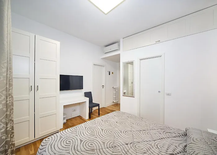 Astoria Golden House בית הארחה