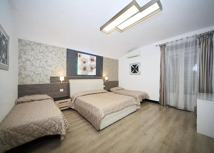 Astoria Golden House בית הארחה 4*